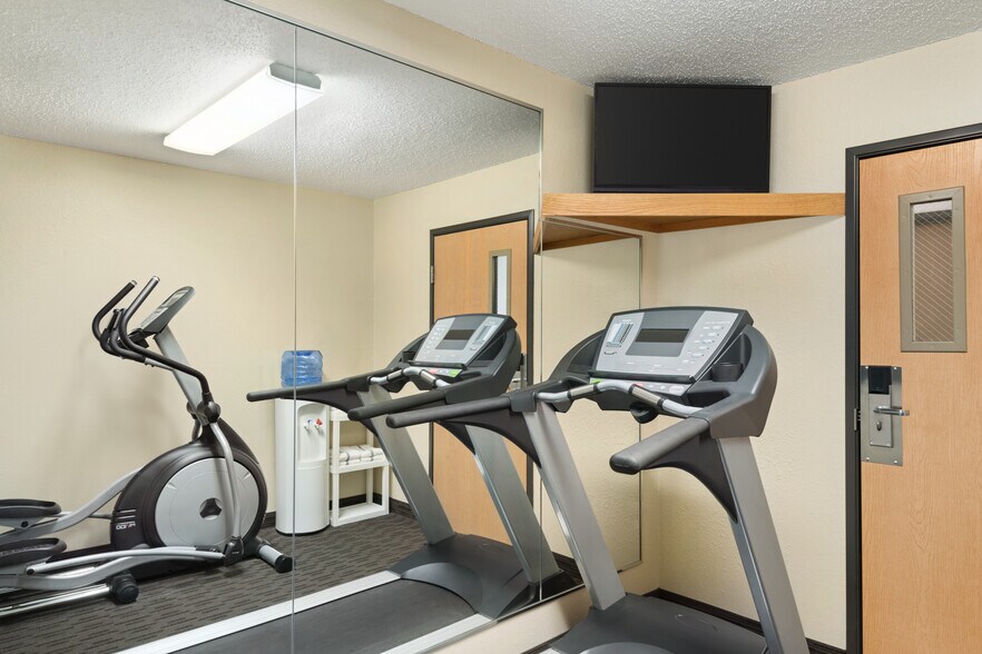More Photos Of 777 Highway 10 E, Detroit Lakes Hotel For Sale