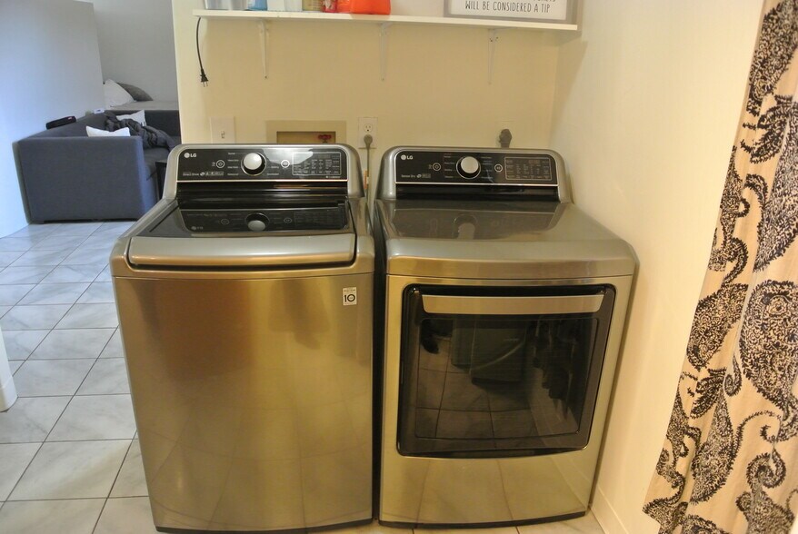 More Photos Of 127-131 N Grand Ave, Pullman General Retail For Sale