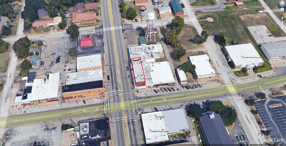 More Photos Of 100 E Hubbard St, Lindale Storefront For Sale