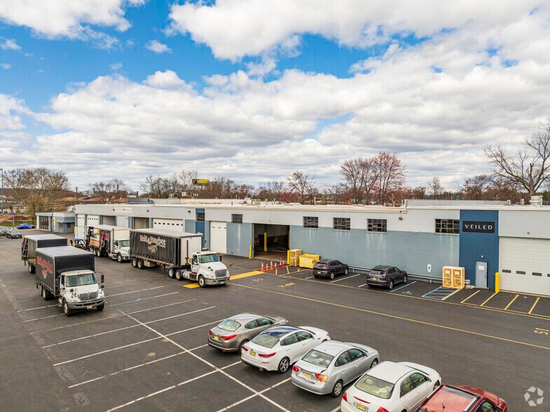 More Photos Of 465 Mola Blvd, Elmwood Park Warehouse For Lease