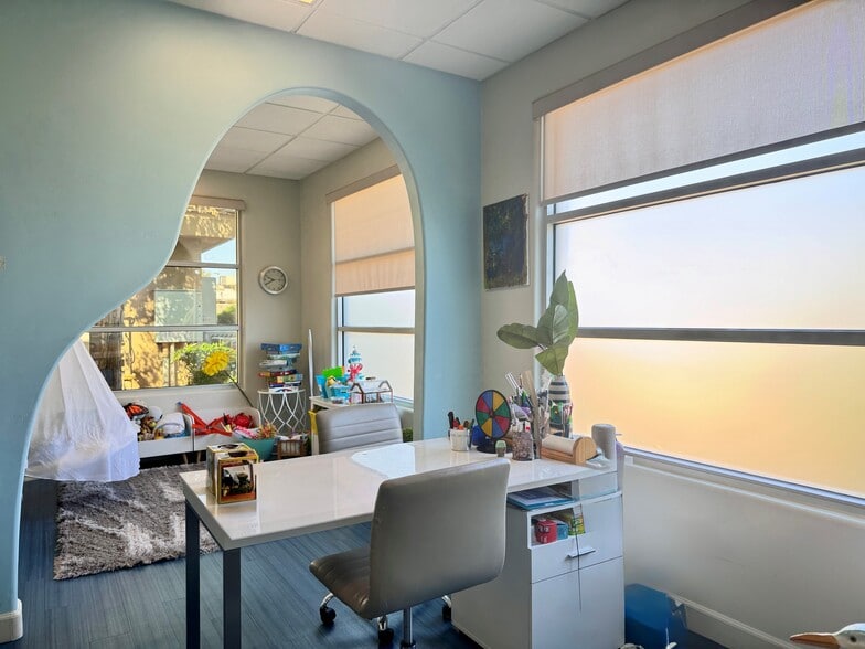 More Photos Of 15601 N 40th St, Phoenix Office For Sale