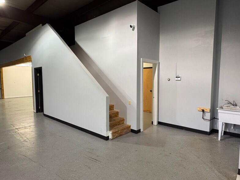 More Photos Of 2013 General Potter Hwy, Centre Hall Showroom For Sale