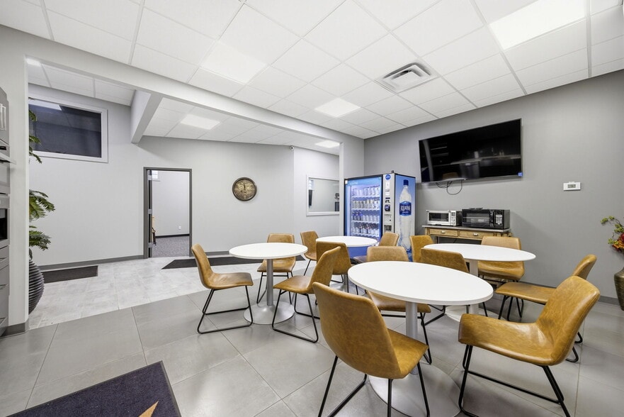 More Photos Of 326 SE Douglas St, Lees Summit Office For Sale