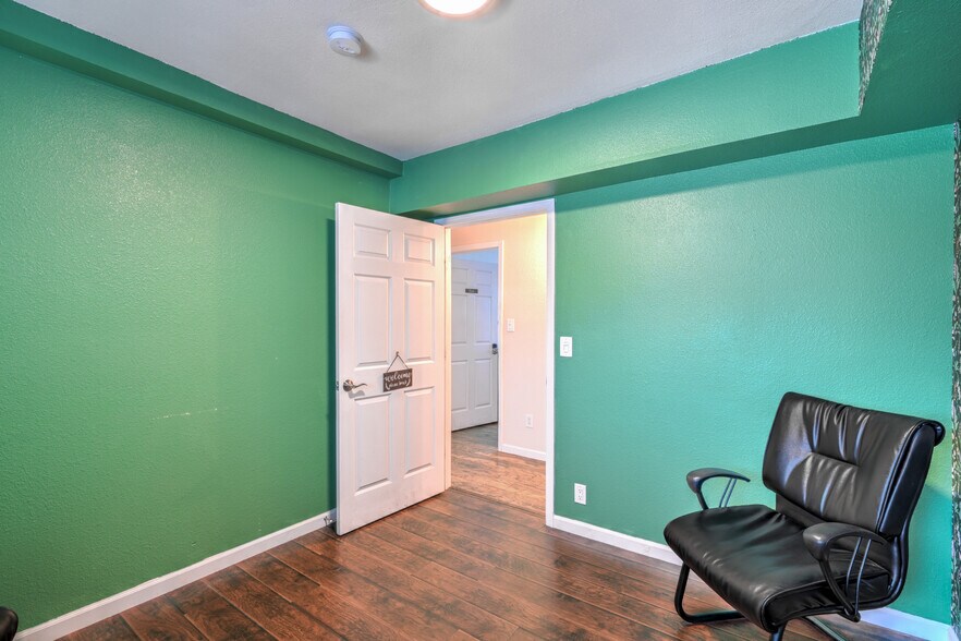 More Photos Of 211 W Atlantic Ave, Henderson Office For Sale