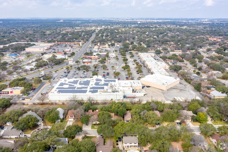 More Photos Of 2929-2951 Thousand Oaks Dr, San Antonio Storefront For Lease