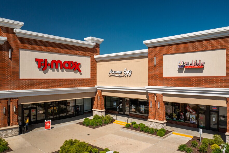 More Photos Of 12101-12153 Manchester Rd, Des Peres General Retail For Lease