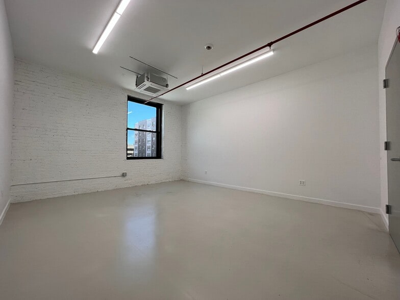 More Photos Of 389 Rider Ave, Bronx Warehouse For Lease