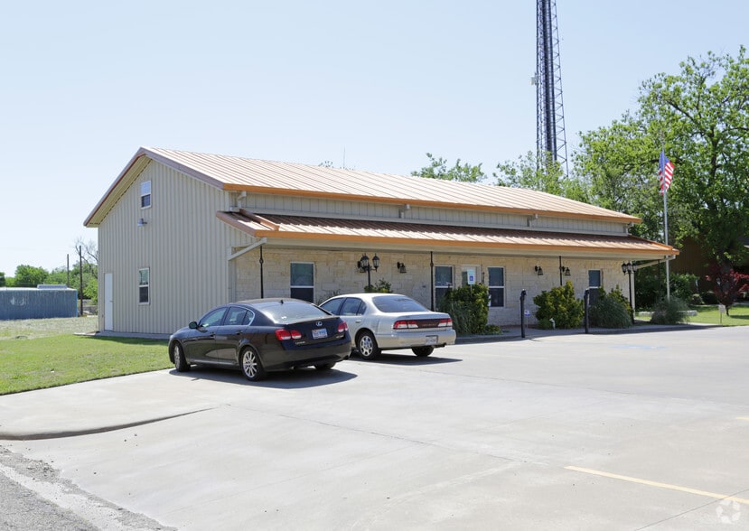 Primary Photo Of 300 Oak Ave, Sulphur Springs Office For Sale