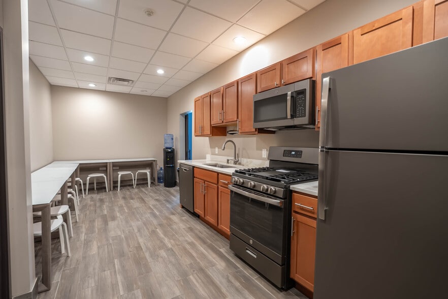 More Photos Of 28715 Greenfield Rd, Southfield Office For Sale