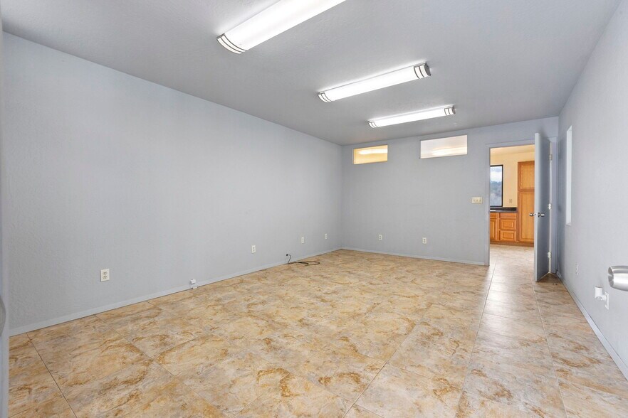 More Photos Of 19478 Village Dr, Sonora Flex For Sale