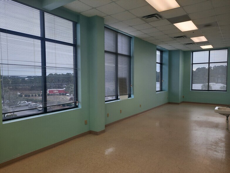 More Photos Of 509 Olde Waterford Way, Leland Office For Lease