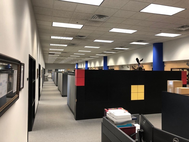 More Photos Of 1202 Thomas Beck Rd, Des Moines Flex For Lease