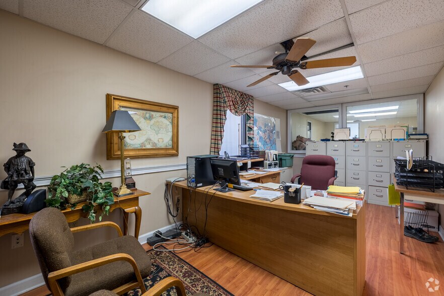 More Photos Of 222 King St S, Calhoun Warehouse For Sale