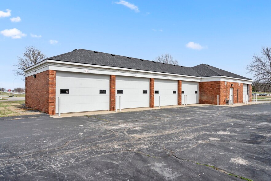 More Photos Of 418 N Old Wilderness Rd, Nixa Flex For Sale