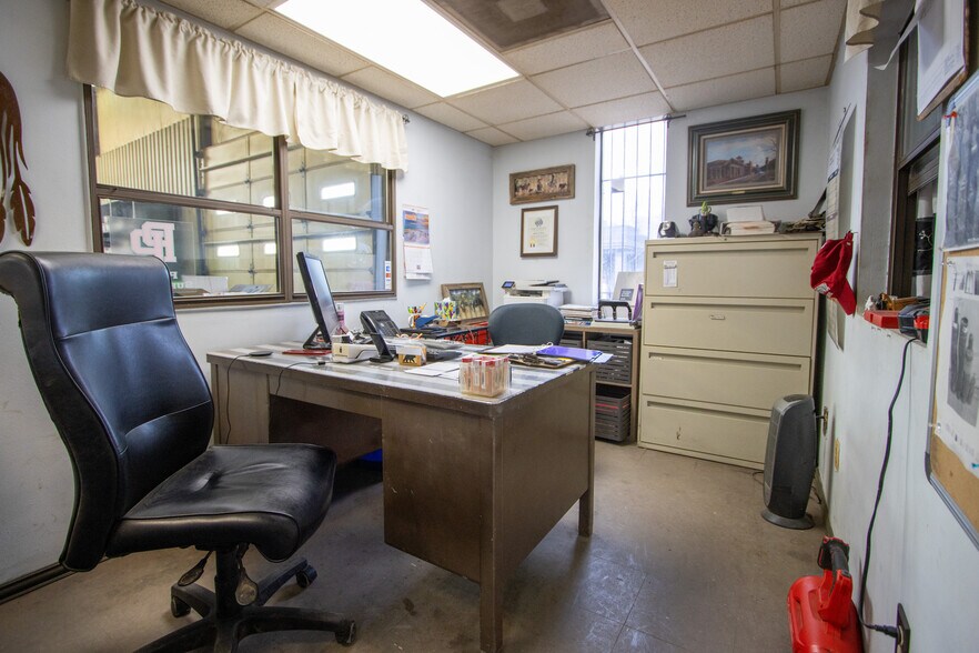 More Photos Of 111 E Liberty St, Pilot Point General Retail For Sale