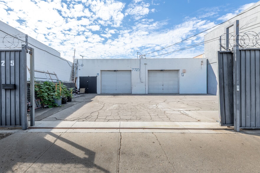 Primary Photo Of 7725 Deering Ave, Canoga Park Warehouse For Sale