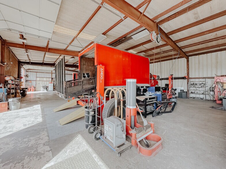 More Photos Of 5305 N Interstate Highway 45, Ennis Manufacturing For Sale