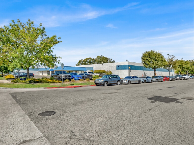 More Photos Of 5645 E Clinton Ave, Fresno Manufacturing For Lease