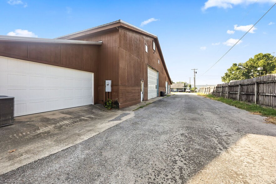 More Photos Of 121 S Nelson Ave, Gentry Light Manufacturing For Sale