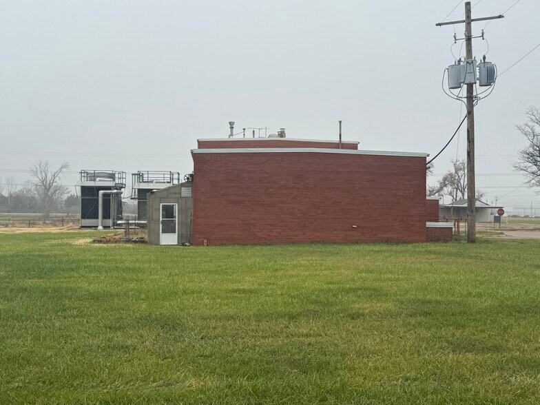 More Photos Of 6810 SE Dwight St, Topeka Industrial For Sale