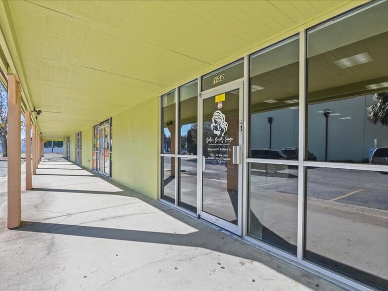 More Photos Of 131 N Mount Carmel Rd, Valrico Unknown For Lease
