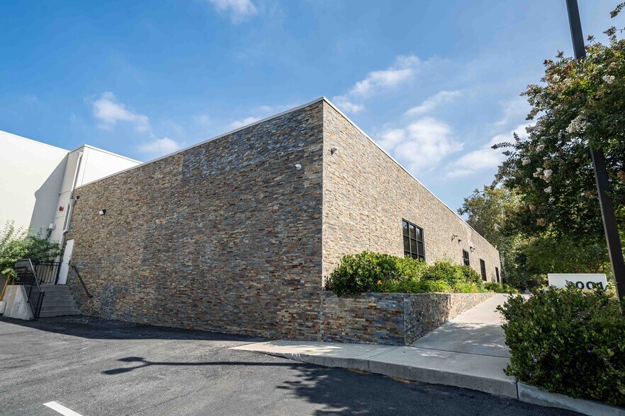 More Photos Of 2001 Saturn St, Monterey Park Light Distribution For Sale