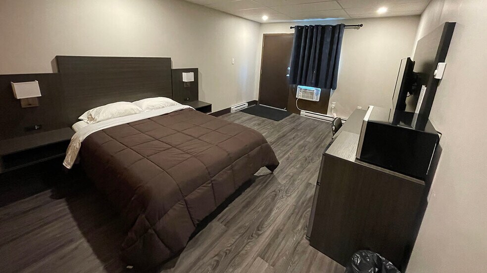 More Photos Of 1105 Arlington St, Winnipeg Storefront Retail Office For Sale