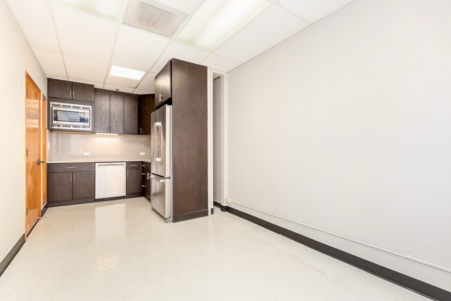 More Photos Of 1580 Makaloa St, Honolulu Office For Lease