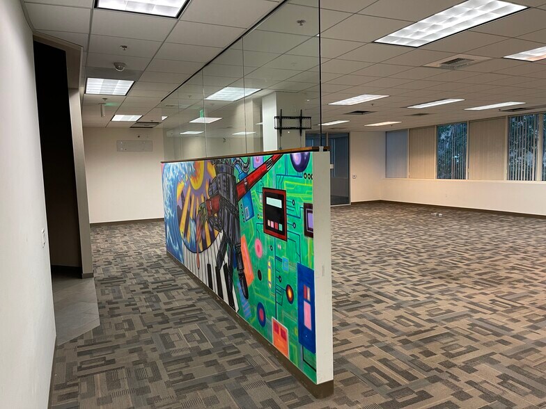 More Photos Of 26010 Mureau Rd, Calabasas Office For Sale