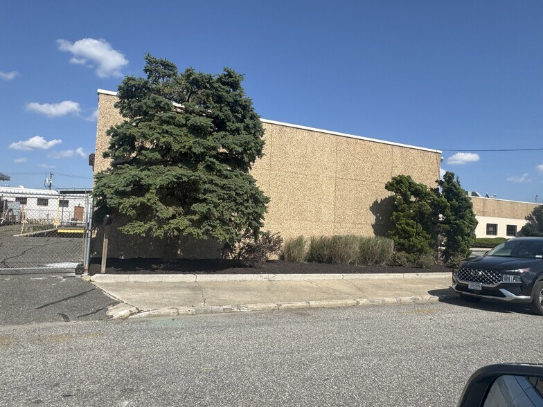 More Photos Of 27 Sarah Dr, Farmingdale Warehouse For Lease