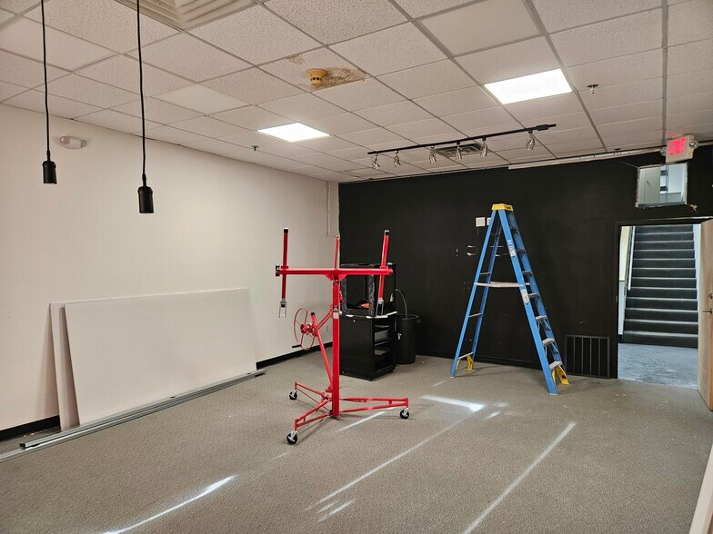 More Photos Of 599 Lafayette Rd, Portsmouth Bowling Alley For Lease