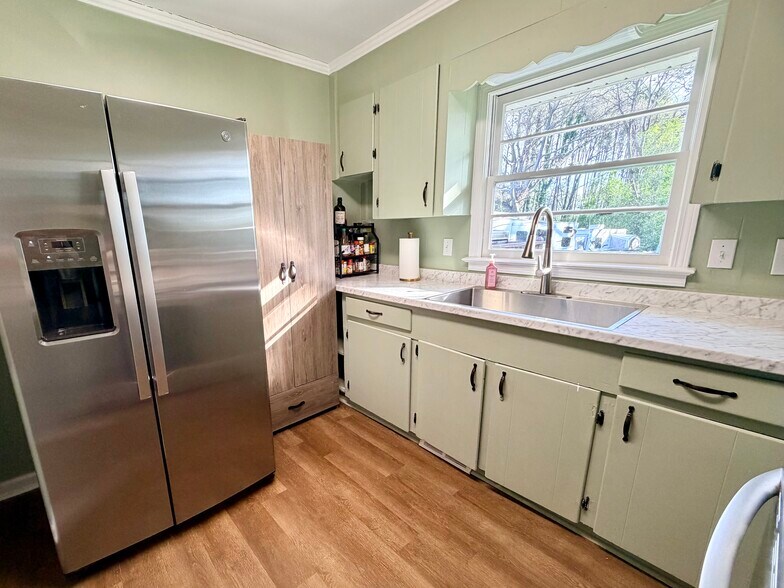 More Photos Of 1400 Pearman Dairy Rd, Anderson Office For Sale