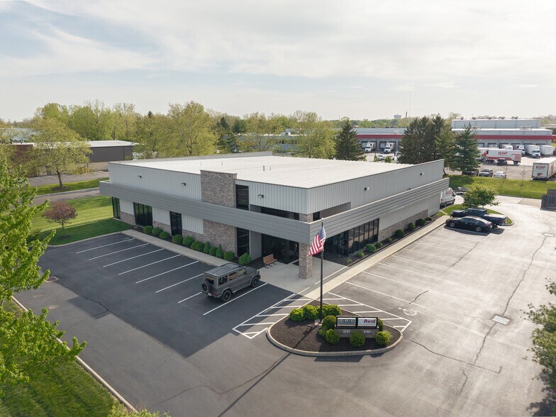 More Photos Of 3737-3757 Parkway Ln, Hilliard Showroom For Lease