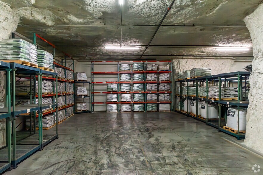 More Photos Of 1600 N State Route 291, Independence Warehouse For Lease