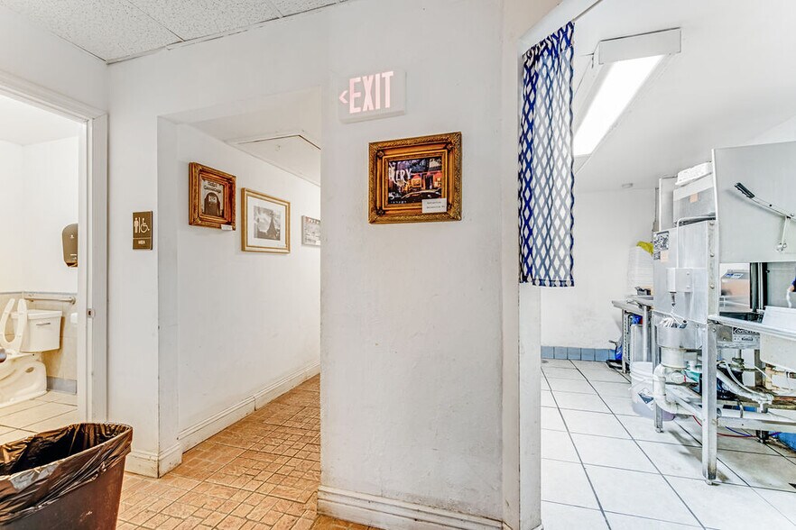 More Photos Of 300-306 Seabreeze Blvd, Daytona Beach Storefront Retail Office For Sale