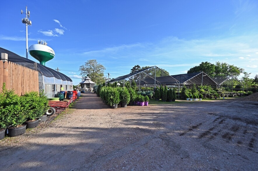 More Photos Of N47W30815 Hill St, Hartland Garden Center For Sale