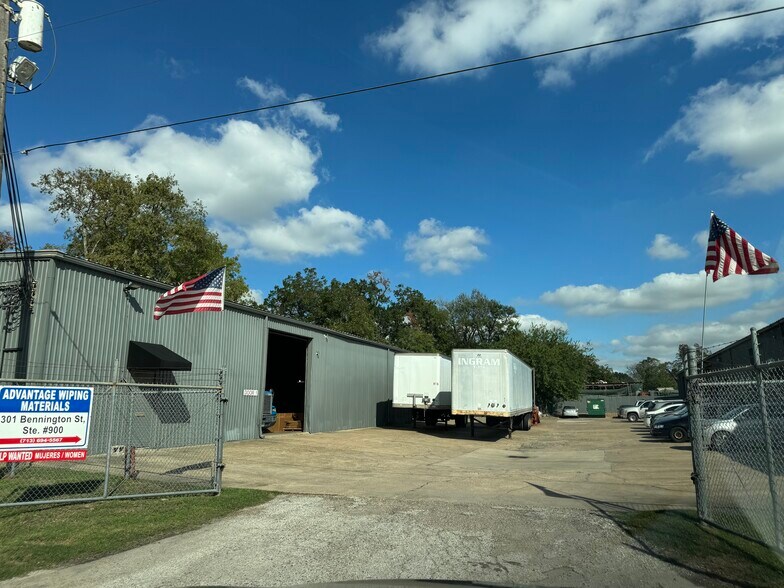 More Photos Of 301 Bennington St, Houston Warehouse For Lease