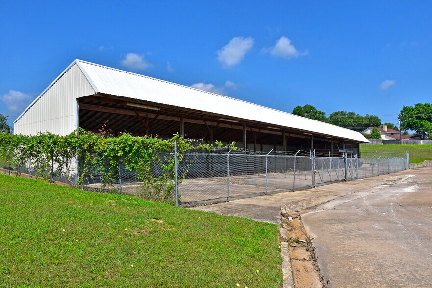 More Photos Of 2202 S Market St, Brenham Department Store For Sale
