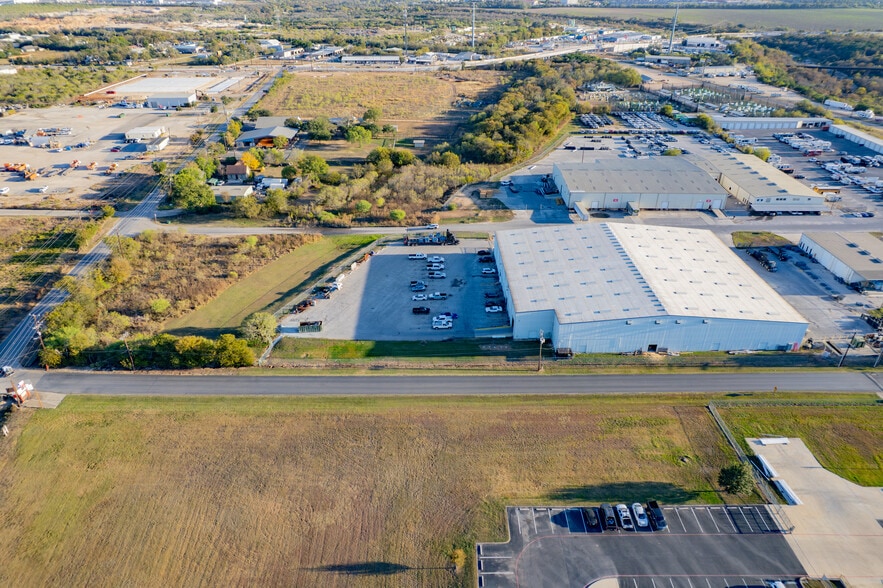 More Photos Of 8175 Bracken Creek Dr, San Antonio Distribution For Lease