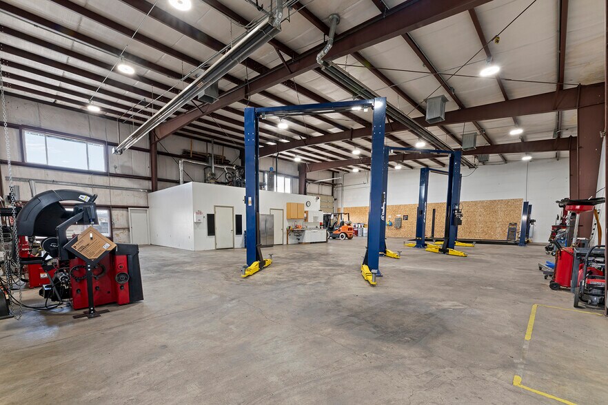 More Photos Of 6062-6068 Crater Lake Ave, Central Point Warehouse For Sale