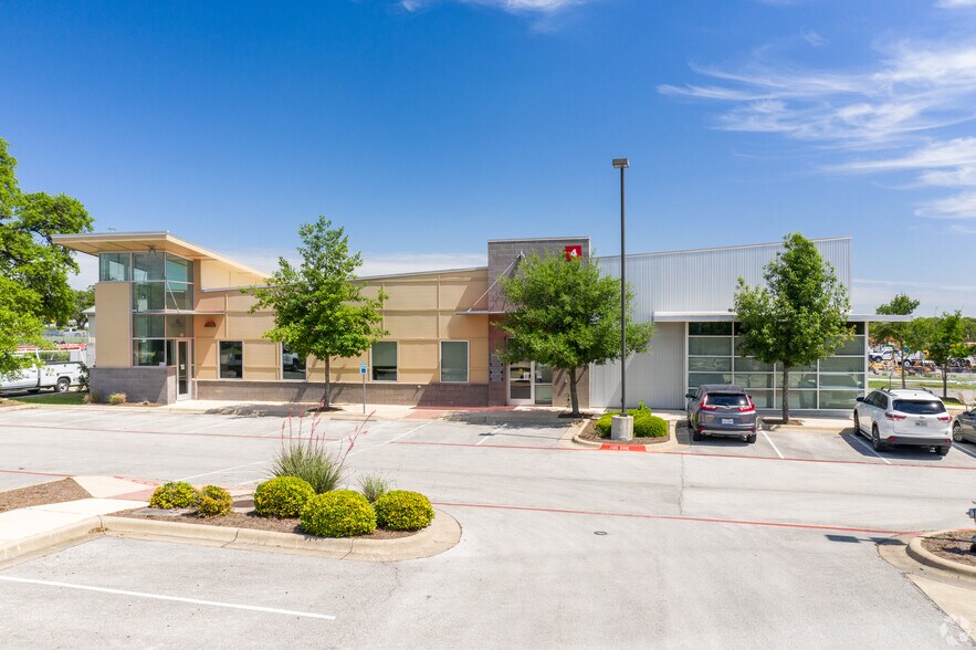 More Photos Of 9811 S IH-35, Austin Medical For Lease