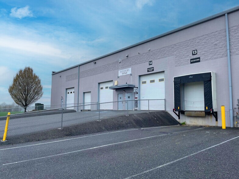 More Photos Of 1260 Corporate Blvd, Lancaster Flex For Lease