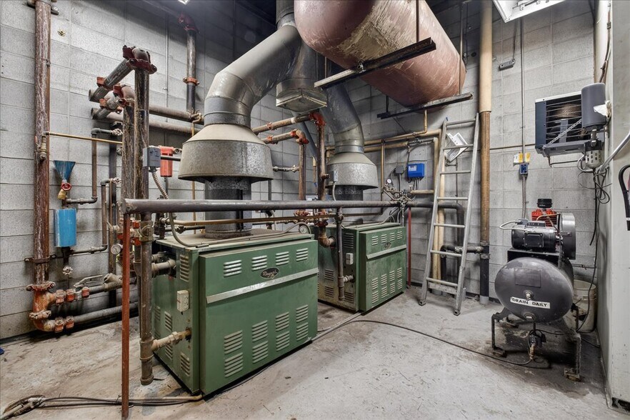 More Photos Of 11831 123 St NW, Edmonton Office For Sale