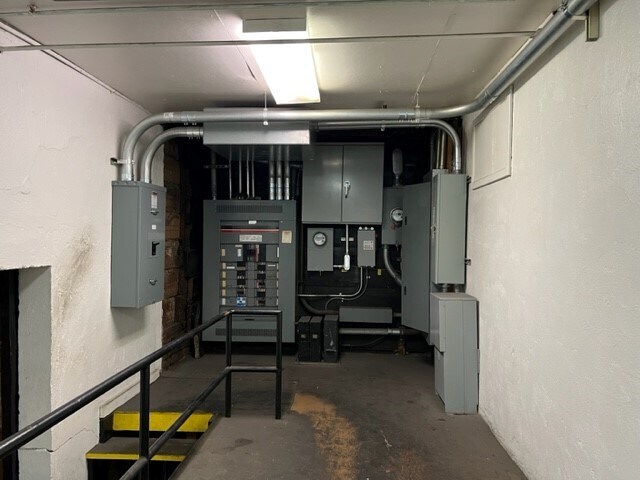 More Photos Of 939 W North Ave, Pittsburgh Light Distribution For Lease