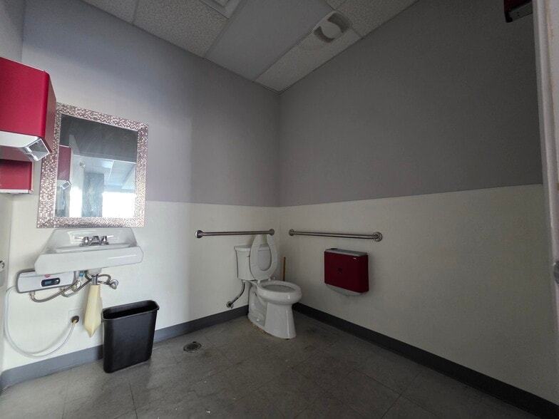 More Photos Of 9601 Cullen Blvd, Houston Unknown For Lease