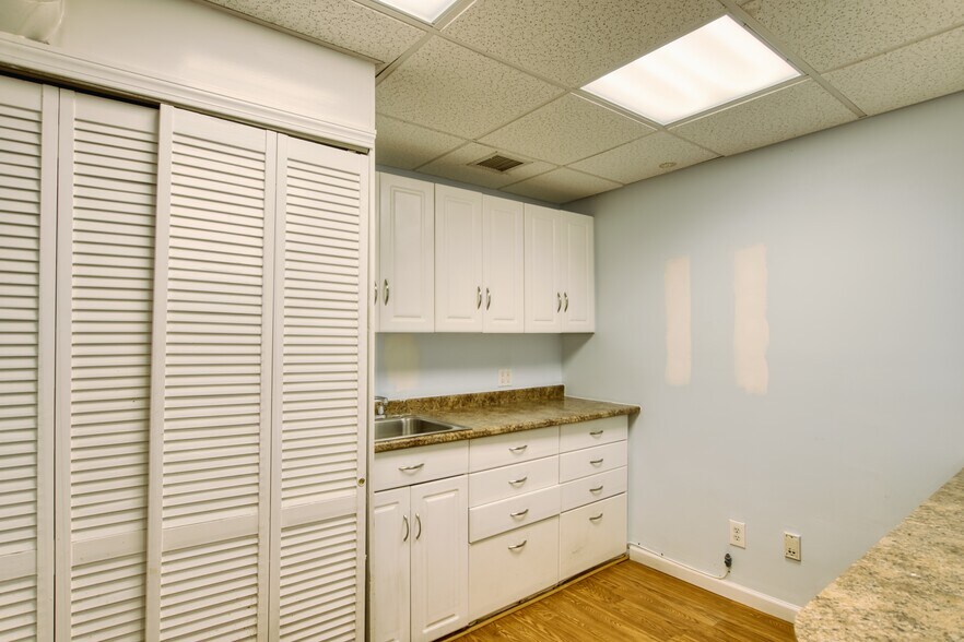 More Photos Of 2814 Middletown Rd, Bronx Storefront Retail Residential For Lease