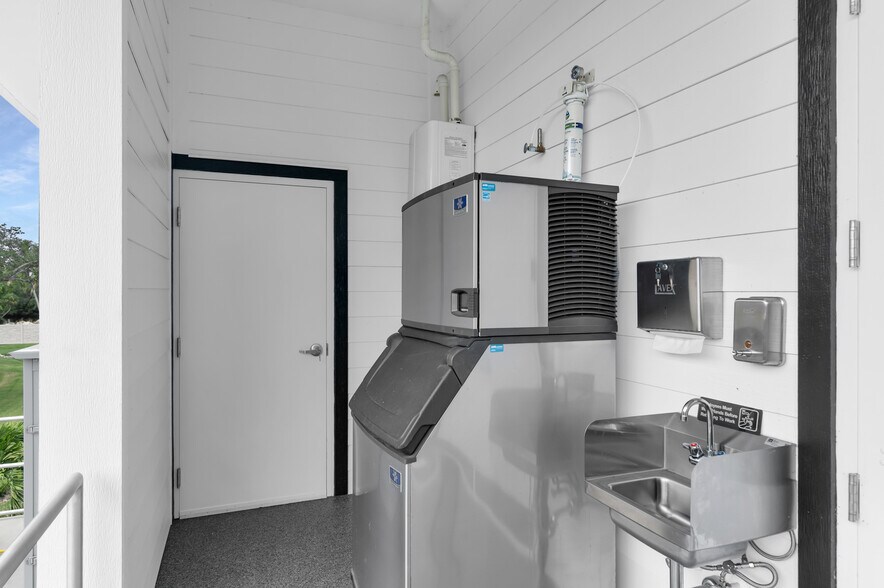 More Photos Of 6901 Hendry Creek Dr, Fort Myers Specialty For Sale