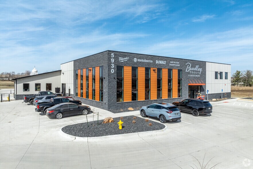 More Photos Of 5930 NW Beaver Dr, Johnston Showroom For Lease