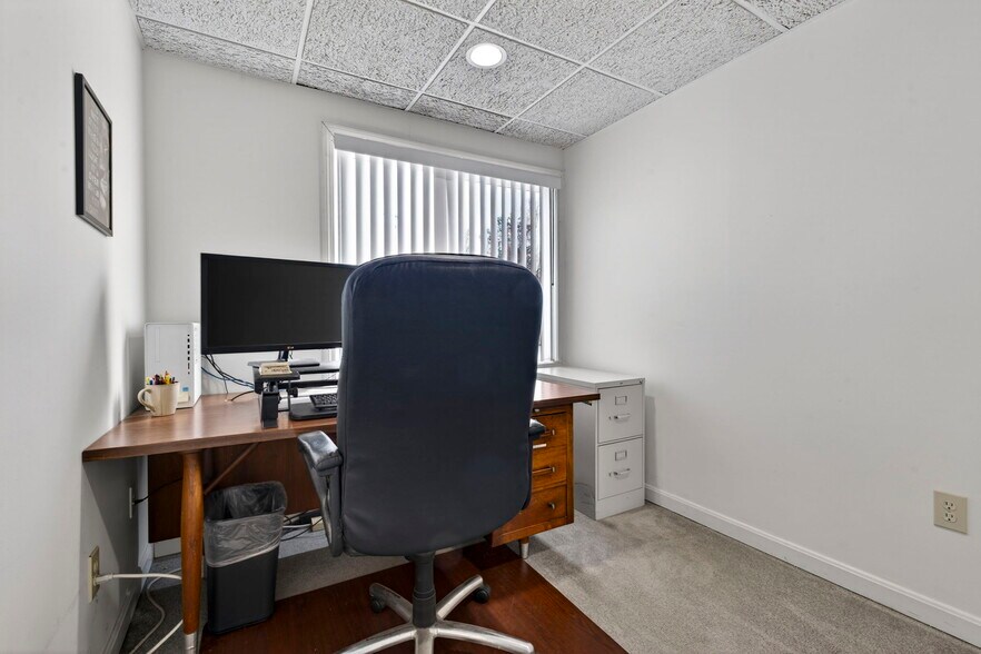 More Photos Of 24 Stickney Ter, Hampton Office For Sale