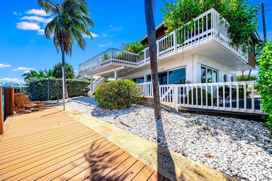 More Photos Of 2200 NE 26th St, Wilton Manors Office For Sale